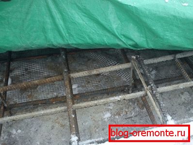 In the photo is a shelter of concrete film. In the photo is a shelter of concrete film.