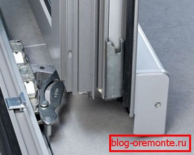 The photo shows the sliding mechanism of the tilting-sliding door. The photo shows the sliding mechanism of the tilting-sliding door.