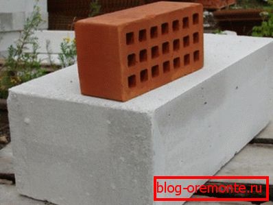 The photo shows the difference between ordinary brick and aerated concrete block. The photo shows the difference between ordinary brick and aerated concrete block.