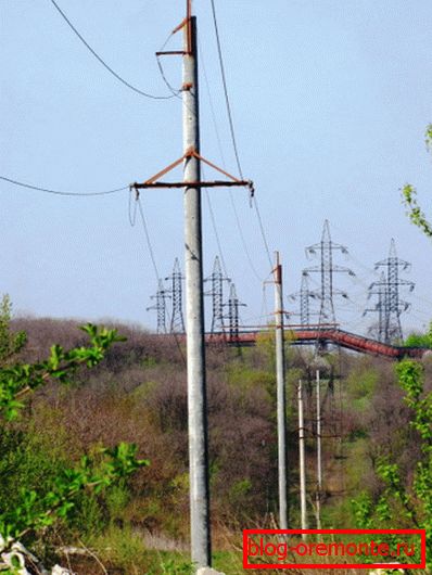 The photo shows 35 KV reinforced concrete pillars installed in rocky soil The photo shows 35 KV reinforced concrete pillars installed in rocky soil