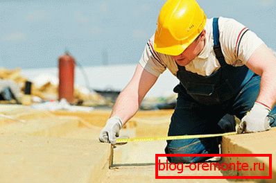 Insulation is laid on the vapor barrier