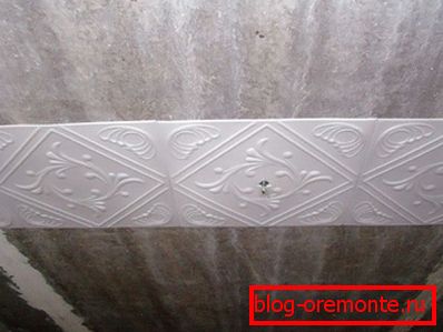 We start to glue with the central tile We start to glue with the central tile