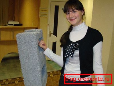 Visual demonstration of the weight of the cellular concrete block