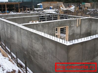 An illustrative example: a monolithic wall is cooled on both sides. An illustrative example: a monolithic wall is cooled on both sides.