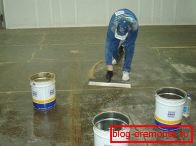 Applying the acrylic component on a concrete surface Applying the acrylic component on a concrete surface