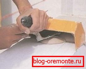 Glue application with a trowel. Glue application with a trowel.