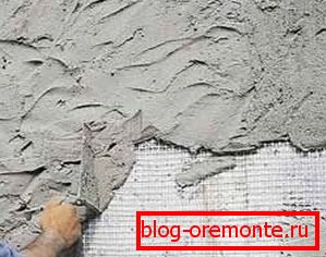 Manual application of the solution to the surface reinforced with mesh Manual application of the solution to the surface reinforced with mesh