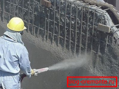 Applying gunning concrete to a vertical plane Applying gunning concrete to a vertical plane
