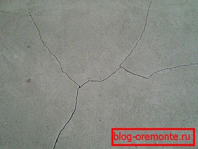 Small cracks in the screed