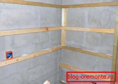 Some masters prefer to first put a small layer of plaster on the wall and only then install the batten Some masters prefer to first put a small layer of plaster on the wall and only then install the batten
