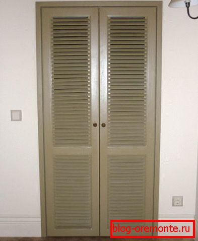 Fixed slats on the door leaf Fixed slats on the door leaf