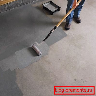 Concrete dedusting by penetrating primer and foam roller