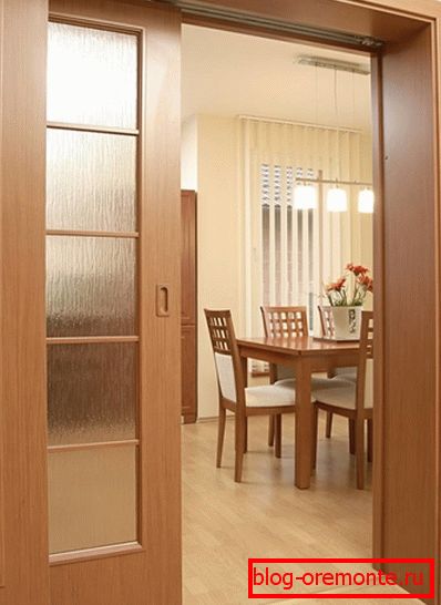 Facing doorways in the opening for the sliding door Facing doorways in the opening for the sliding door