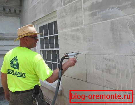 Cleaning with a soft blasting