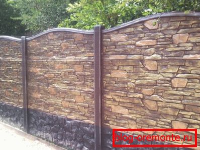 The fence is decorated with natural stone. The fence is decorated with natural stone.