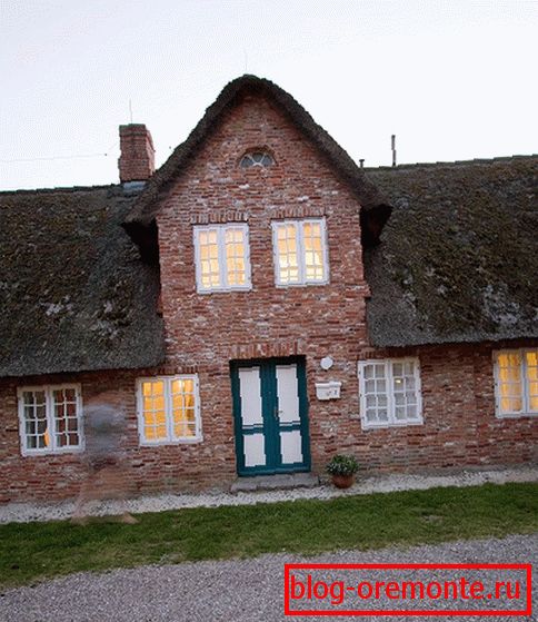 Windows and doors must be of the same style.