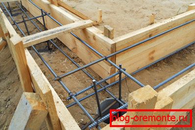 Timbering for the monolithic strip foundation with reinforcement cage Timbering for the monolithic strip foundation with reinforcement cage
