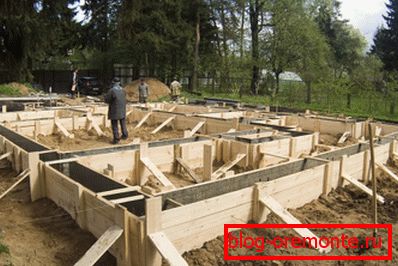 Formwork for the grillage, which will be on the ground Formwork for the grillage, which will be on the ground