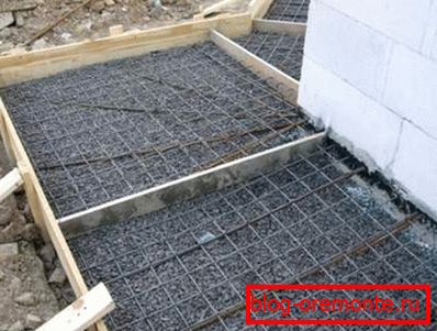 Formwork with reinforcing mesh over crushed stone Formwork with reinforcing mesh over crushed stone