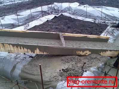 The formwork is lined with polyethylene. The formwork is lined with polyethylene.