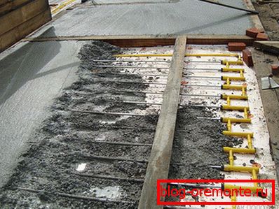 Organization of screed on top of pipes