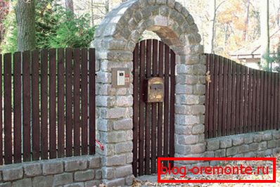 Original fence: arched stone gate Original fence: arched stone gate