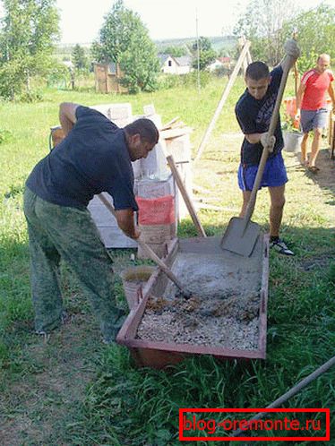 Stir the solution with shovels. Stir the solution with shovels.