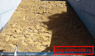 Sand backfill before tilting Sand backfill before tilting