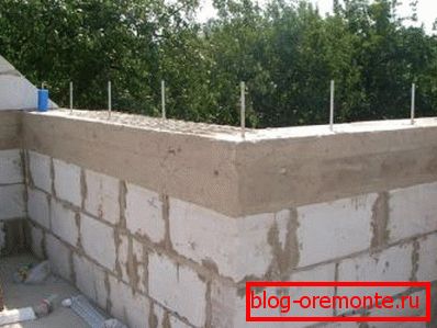 A reinforced concrete belt is laid under the upper edge of the walls. A reinforced concrete belt is laid under the upper edge of the walls.