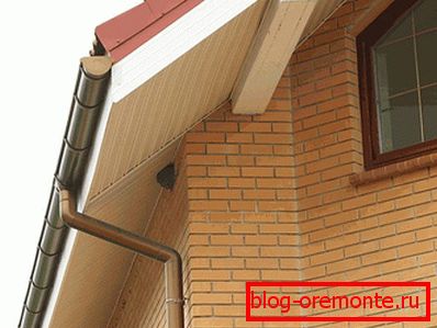 Filing of the overhang with white soffit