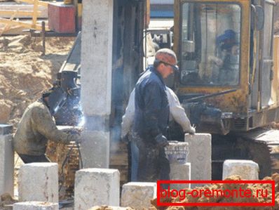 The process of building the foundation is shown. The process of building the foundation is shown.