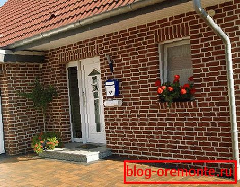 The seams of the brick wall are painted white.