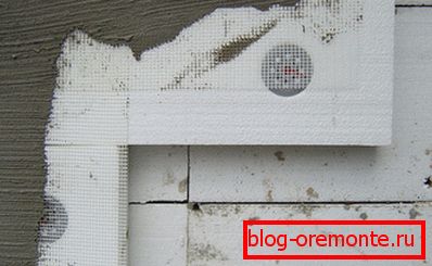 Covering insulation material with a protective layer of plaster Covering insulation material with a protective layer of plaster