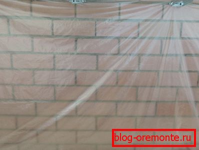 We cover the wall with vapor barrier. We cover the wall with vapor barrier.