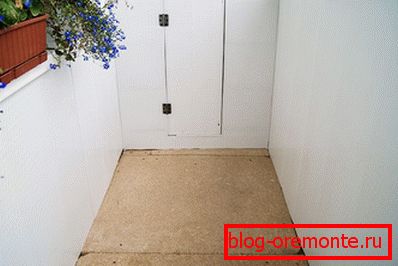 The base of the chipboard on the balcony