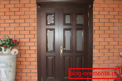 One-and-a-half door at the entrance to the house