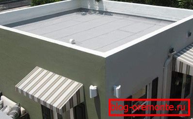 Commercial building with an unexploited flat roof