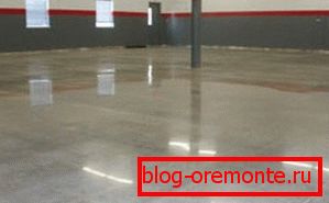 After finishing the work, it’s hard to believe that the floor in the room, as in the photo, is ordinary sanded concrete.