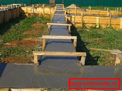 After pouring, the surface of the base should be perfectly smooth and level. After pouring, the surface of the base should be perfectly smooth and level.