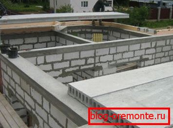 In the manufacture of such structures, at the stage of laying the floor slabs, it is best to manufacture a reinforcing belt that would give increased strength