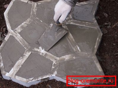 When working with forms, the simplest sand solution of concrete with a cement ratio of 3 to 1 is most often used, but at the same time a plasticizer is added. When working with forms, the simplest sand solution of concrete with a cement ratio of 3 to 1 is most often used, but at the same time a plasticizer is added.