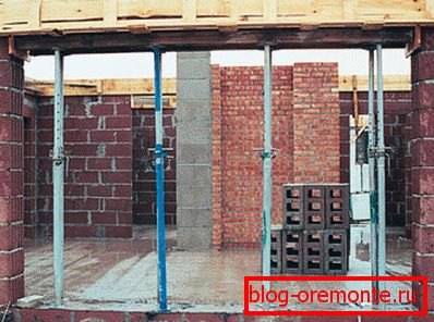 When creating wide openings, special supports may be needed to hold the bottom of the formwork. When creating wide openings, special supports may be needed to hold the bottom of the formwork.