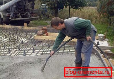 Use of the deep vibrator for filling of a plate of the base. Use of the deep vibrator for filling of a plate of the base.