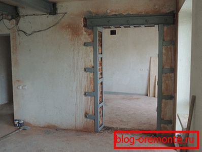 Metal reinforced opening subject to mandatory plastering Metal reinforced opening subject to mandatory plastering