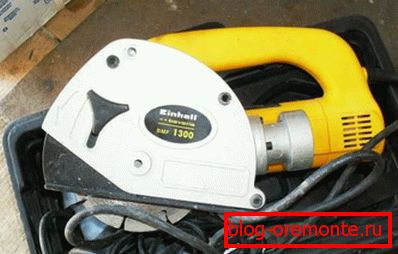Professional shtrober with a protective casing, which also performs the functions of a dust collector, followed by discharging to a vacuum cleaner Professional shtrober with a protective casing, which also performs the functions of a dust collector, followed by discharging to a vacuum cleaner