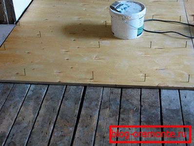 A simple way to level the floor with plywood