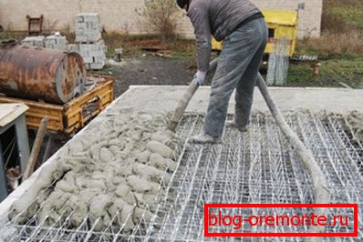 Pouring process with automatic solution feed Pouring process with automatic solution feed
