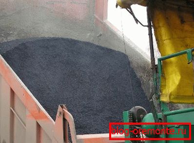Work with hot asphalt requires special laying equipment; without it, it is impossible to achieve a good result. Work with hot asphalt requires special laying equipment; without it, it is impossible to achieve a good result.