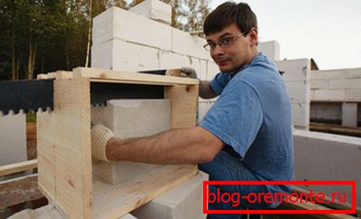 Sawing the block with wooden stousla Sawing the block with wooden stousla