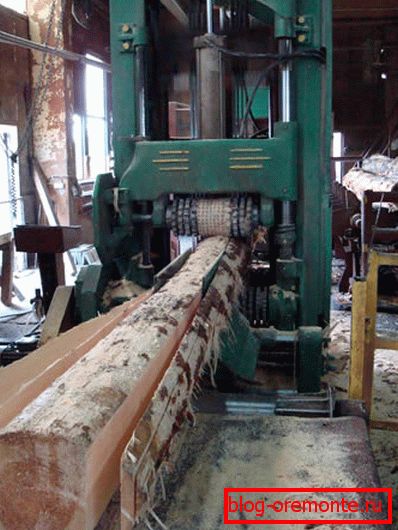 Sawing logs into blanks Sawing logs into blanks